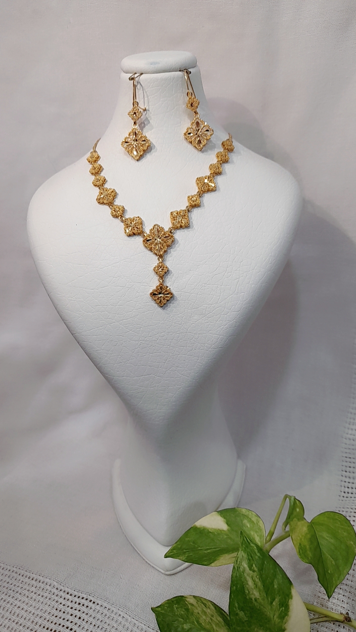 زیبایی خاص خودت رو با نیم ست کامل کن 💫