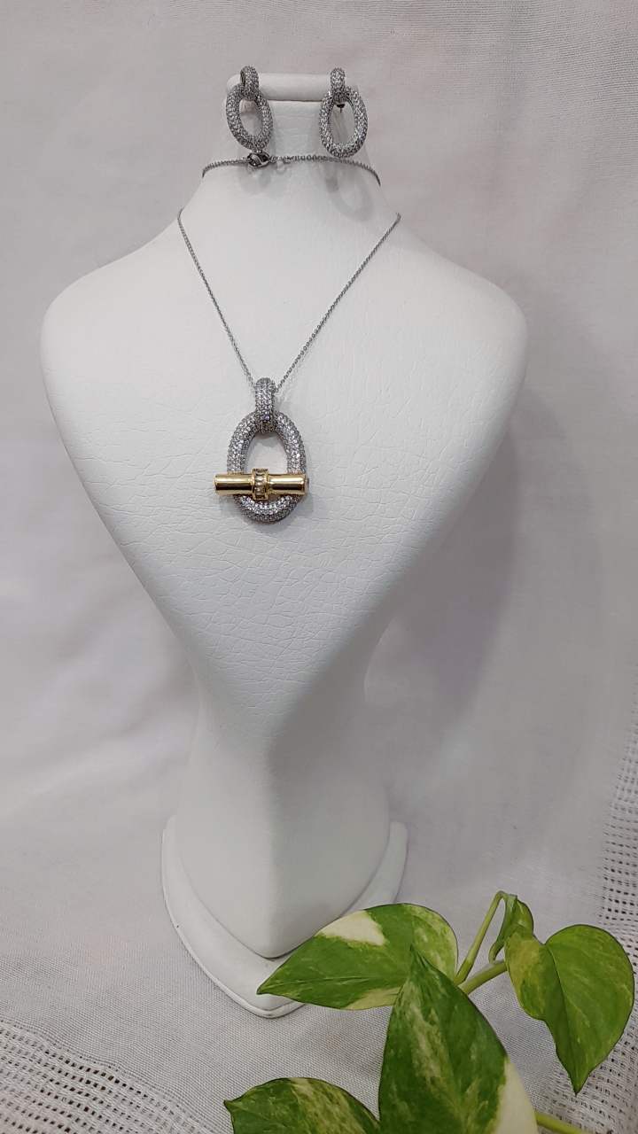 زیبایی خاص خودت رو با نیم ست هرمس کامل کن 💫