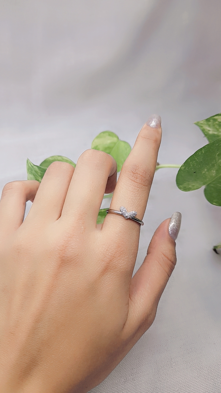 	✨ انگشتر: زیبایی و ظرافت در دستان شما! ✨